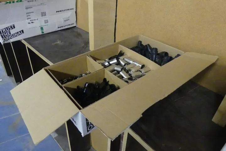 Karton Neutrik XLR-Steckergehäuse, diverse